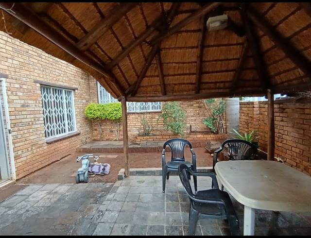 2 BEDROOM TOWNHOUSE FOR SALE IN SAFARI GARDENS